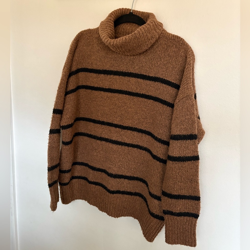 LINE AND DOT OVERSIZED SWEATER SIZE S